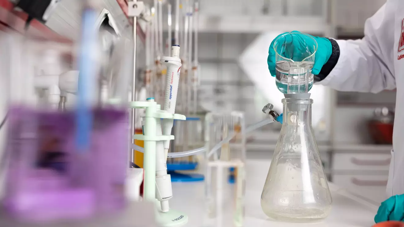 Analýza složení různých látek v laboratoři KiK