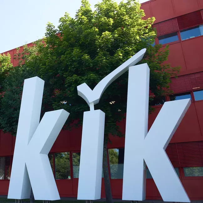 Velké logo KiK na vnější straně ústředí společnosti KiK