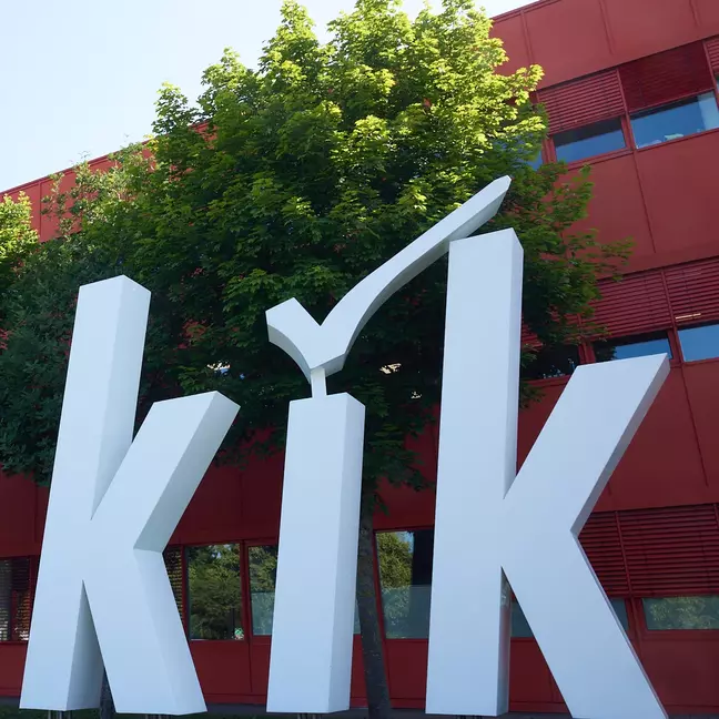 Velké logo KiK na vnější straně ústředí společnosti KiK