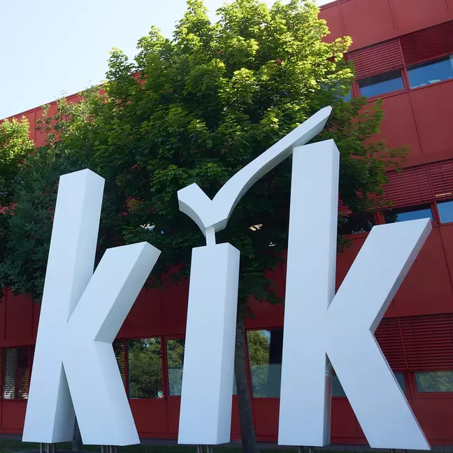 Velké logo KiK na vnější straně ústředí společnosti KiK