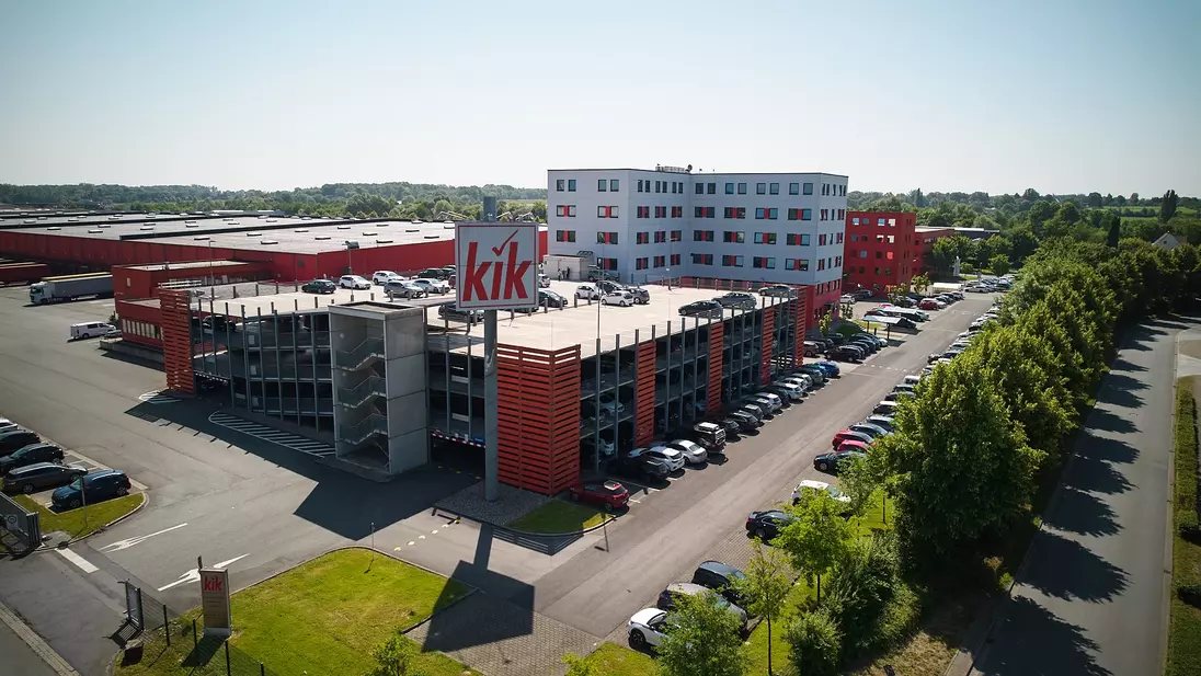 Vnější pohled na budovu KiK s parkovacím domem.